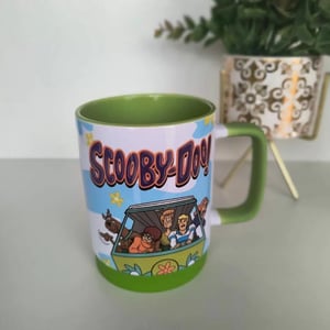 Caneca branca com alça colorida e base de silicone