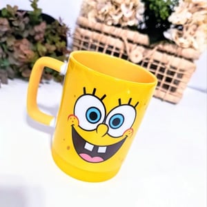Caneca branca com alça colorida e base de silicone