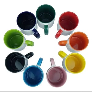 Caneca personalizada com alça e interior colorido