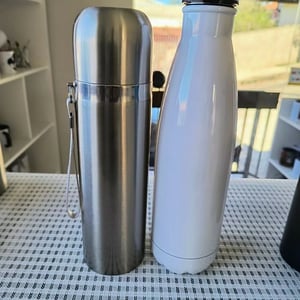Garrafa térmica com tampa click e alça personalizada