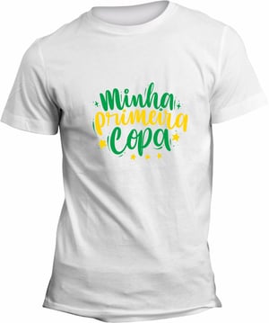 Camiseta Branca Unissex Personalizada Pronta - Minha Primeira Copa Poliéster Área de Impressão = 20x28cm Impressão frente   