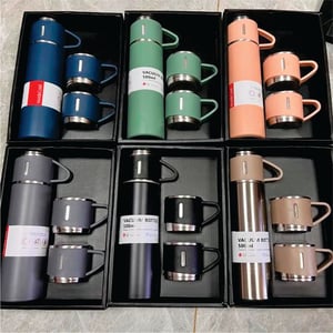Garrafa térmica com 3 copo/tampa marcados a laser