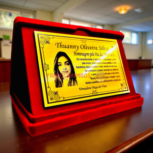 Placa de Homenagem Ouro 15x10cm Personalizada (Estojo Vermelho, Fotogravação a Laser) ABS Ouro 15x10cm Gravação a laser (Preto) Estojo de Veludo Vermelho com Aba Expositora Corte a Laser Reto 