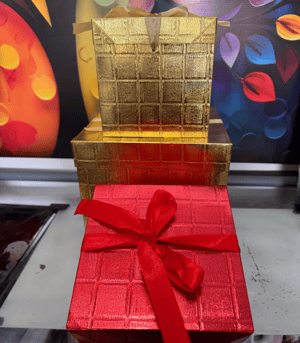 CAIXA PRESENTE BRILHOSA 22X22CM  22X22CM    