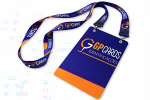 Credenciais em PVC 10x14cm PVC 0,30 10x14 cm 4x4 / 4x1 / 4x0 Laminação Brilho ou Fosco Cantos arredondados e furos (02) ou (01) 