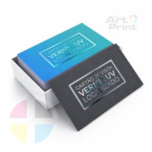 CARTÃO DE VISITA Couchê 300g 9x5cm 4x4 - (Colorido frente e verso) Laminação Fosca e Verniz Localizado F/V Corte Reto 