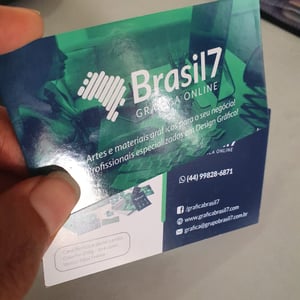 CARTÃO DE VISITA 250g Verniz Total Frente Papel Couchê 250g. 8,8x4,8cm. 4x4 Impressão Frente e Verso. Verniz Total Frente. Corte Reto. LINHA ECONÔMICA.