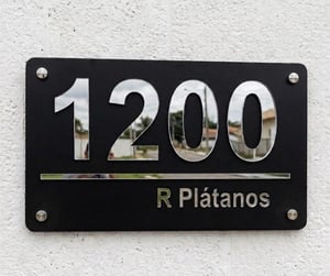 Número para casa - Personalizada – Frete Grátis - Design Moderno e Sofisticado Acrilico 40cm x 22cm Preto / Dourado Acrilico 3mm sobreposta em acrilico 3mm Brilho Kit de instalação