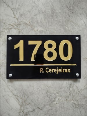 Placa de Número Residencial 3D Personalizada – Frete Grátis - Design Moderno e Sofisticado Acrilico 40cm x 22cm Preto / Dourado Acrilico 3mm sobreposta em acrilico 3mm Brilho Kit de instalação
