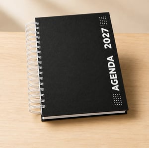 Agenda 2027 - A5 - 25 Unidades Miolo Sulfite 75g P&B 14x20 Capa personalizada colorida 4x0, miolo P&B e opções de personalização interna Capa brilho, fosca ou semibrilho Wire-O Guardas personalizadas e folha de rosto personalizada opcionais