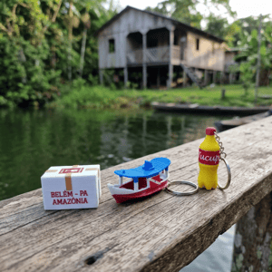 Kit Amazônia em Miniatura – 3 Chaveiros Regionais (Garrafa de Tucupi + Barco Popopô + Isopor)