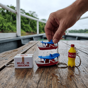 Kit Amazônia em Miniatura – 3 Chaveiros Regionais (Garrafa de Tucupi + Barco Popopô + Isopor)