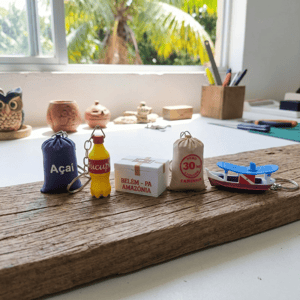 Kit Amazônia em Miniatura – 5 Chaveiros Regionais (Saco de Açaí + Garrafa de Tucupi + Barco Popopô + Isopor) PLA: material sustentável, derivado de fontes renováveis (amido de milho, cana‑de‑açúcar). É rígido, leve e com ótimo detalhamento. 6x2 Multicolor   