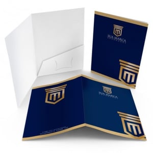 Pasta com Bolsa COUCHÊ BRILHO 300 GRAMAS 31x45 cm 4X0 CORES LAMINAÇÃO FOSCA FRENTE BOLSA BRANCA PADRÃO 