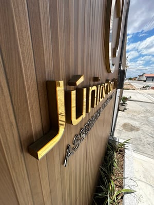 LOGO EM ACRÍLICO COM PVC EXPANDIDO