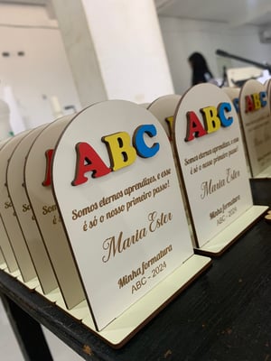 LEMBRACINHA ABC FORMATO ARREDONDADO 9X12CM MDF BRANCO      