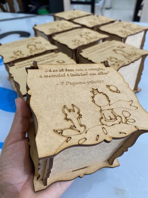 CAIXA MDF 8X8X8CM CRU COM GRAVAÇÃO NA TAMPA      