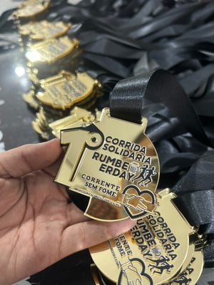 MEDALHA EM ACRÍLICO DUPLA CAMADA COM IMPRESSÃO UV OU GRAVAÇÃO E CORDÃO SEM PERSONALIZAÇÃO      