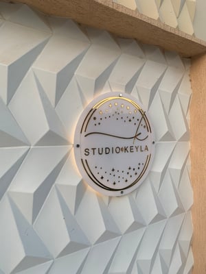 PLACA ACRÍLICO COM NEON LED      