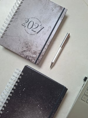 Agenda 2027 Capa dura, folhas offset 75g 20x14cm 4x0, Colorido Espiral preto.  Contém 200 páginas (100 folhas frente e verso).