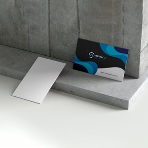 Cartão de Visita Couchê 250g 48x88mm 4x0 Com verniz total 1/0 Corte Reto 
