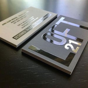 Cartão de visita frente e verso Couchê 300g 9x5cm 4x4 Laminação Fosca e Verniz Localizado F/V Corte Reto