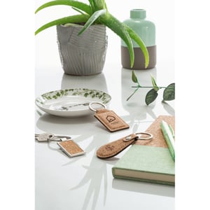Chaveiro de Cortiça Cortiça  gravação à laser   Chaveiro em cortiça. Fornecido em bolsa presente de papel kraft. 35 x 60 x 3 mm