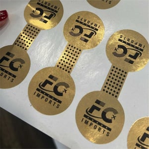 Adesivo de Vinil Dourado m² Vinil Dourado Formato mínimo 2,5x2,5 cm Impressão em preto 1x0  Com meio corte personalizado Os adesivos são entregues em cartela.