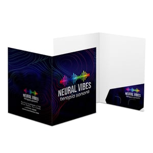 PASTAS COUCHÊ  BOLSA COLADA COM IMPRESSÃO VERNIZ UV TOTAL FRENTE COUCHÊ 250G 440x310mm 4X0 VERNIZ UV TOTAL FRENTE Pasta com bolsa impressa 