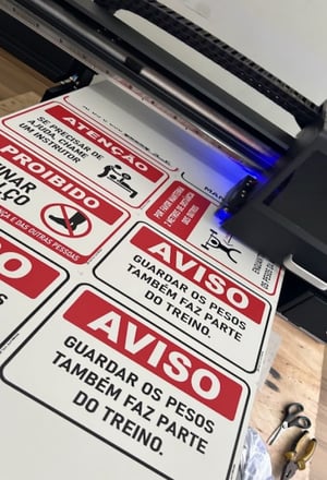 PLACA PS 1MM com Impressão UV direta PS (Poliestireno)  4X0 - Impressão UV de Alta qualidade   