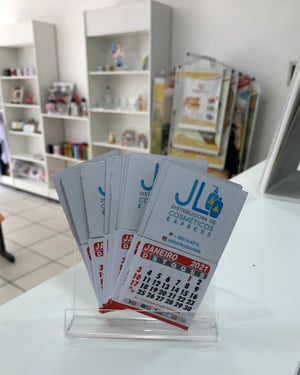 Imã de Geladeira com Mini Calendário 2026