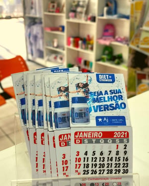 Imã de Geladeira com Mini Calendário 2026