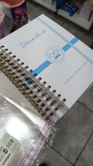 Caderno A5 capa dura miolo preto e branco 120G, acabamento elástico
