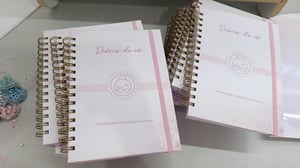 Caderno A5 capa dura miolo preto e branco 120G, acabamento elástico