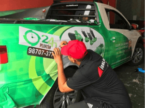 IMPRESSÃO EM ADESIVO VINIL + ENVELOPAMENTO AUTOMOTIVO. Vinil 0,10 Personalizado 4x0 - Colorido Frente Brilho Opcional * O verniz aumenta a durabilidade das cores em exposição ao sol.