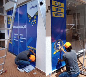 IMPRESSÃO EM ADESIVO VINIL COM INSTALAÇÃO VINIL (PLÁSTICO) Personalizado 4x0 - Colorido Frente  Opcional 