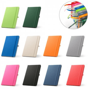 ANNE.93297 - Caderno A5 de capa dura em PET 100% reciclado com 160 páginas pautadas recicladas Capa Couro sintético  com páginas pautadas 140 x 210 mm   Com 160 páginas lisas, papel 70 g/m², fita separadora e elástico Material Produzido e Faturado por S.T.R Ltda - 93297