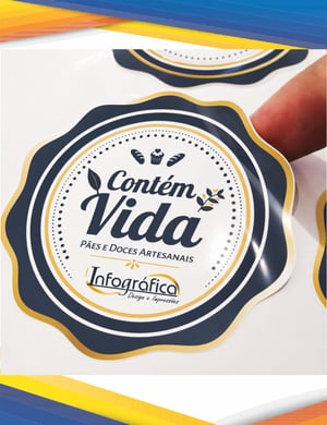 Adesivo vinil Transparente      O adesivo de vinil transparente é um material versátil e durável, amplamente utilizado para personalização de brindes, rótulos de mantimentos, etiquetas resistentes à água e decoração de vitrines.