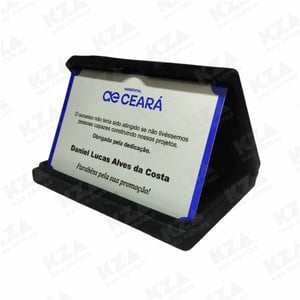 Estojo com placa de homenagem Estojo: Papelão e veludo Estojo tamanho aberto 15x19cm / Placa de alumínio 13x18cm 4x0 (só frente) Placa de aluminio com gravação sublimática  Necessário envio da arte pronta no tamanho 13x18cm - Caso não tenha arte será cobrado taxa de 10,00.