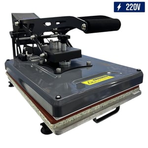 Prensa Térmica Plana 33x45cm 220V Aço reforçado com pintura eletrostática Área de prensagem: 33 x 45 cm.  Dimensões do equipamento: Aproximadamente 60 x 45 x 40 cm (ou as medidas externas da caixa do equipamento para fins de frete).   Digital LCD (Controle de Tempo e Temperatura). Cor cinza, 220V , abertura automática
