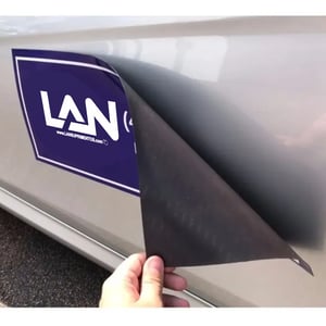 ADESIVO COM IMÃ (VEÍCULO) VINIL ADESIVO APLICADO NO IMÃ 0,7 MM  4x0  Corte Reto 