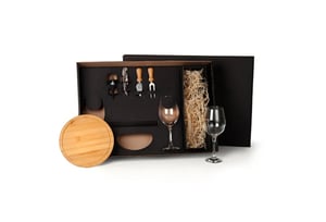 Kit Queijo E Vinho Com Espaço Para Garrafa - 7 Pçs Descrição do Produto Kit para Queijo e Vinho. Conta com tábua para Queijo/Petiscos em Bambu; duas facas, sendo uma com ponta e outra reta, garfo e espátula em Madeira/Inox; duas taças para vinho em vidro; abridor e tampão em Metal; espaço para garr Tábua 21x1,2cm | Caixa Preta 577x400x115mm (AxLxP) | Peso: 1.597g |  Sugestão de personalização: Uma gravação a laser nas duas taças e na tábua, silkscreen/digital na tampa da caixa  