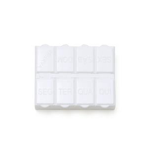 Porta Comprimidos Semanal Plástico branco fosco. Possui oito divisórias, sete delas escrito em relevo os dias da semana e a última escrito RESERVA. Verso liso Largura: 7,6cm Comprimento: 6,8cm    