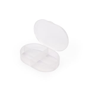 Porta-Comprimidos Plástico plástico com quatro divisórias, oferecendo mais opções para organizar medicamentos ou pequenos objetos Largura: 4,8cm Comprimento: 6,8cm Espessura: 1,5cm    