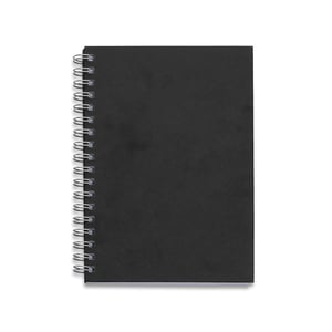 Caderno Capa Kraft Capa kraft colorida e espiral prata metálico Altura: 24,2cm  Largura: 18cm  Espessura: 1,6cm    
