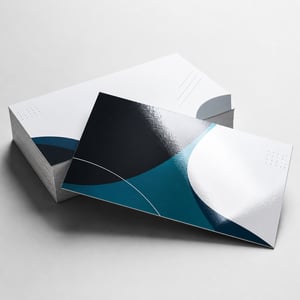 Cartão de Visita Somente Frente com Verniz Total - 3.000 Unidades Couché 250g 9x5cm - 3.000 unidades Somente frente colorida, com verso em branco Verniz total na frente Corte reto padrão Arte pronta; criação de arte cobrada separadamente
