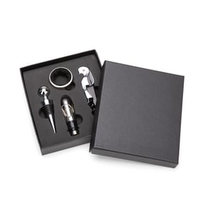 19120  Kit Vinho 4 Peças Kit vinho composto por 4 itens: saca-rolhas de dois estágios em inox, anel corta-gotas (wine collar) em liga de zinco e feltro, além de bico dosador e tampa de bico, ambos em liga de zinco com revestimento em silicone.     *Mínimo 30 peças*