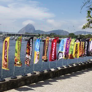 Wind Banner 65x300cm Kit Completo Tecido Poliéster Vários Formatos - 65x300cm Todo Colorido Impresso frente e Verso impressão ultra HD sublimatica dupla face costurado com estrutura e base 