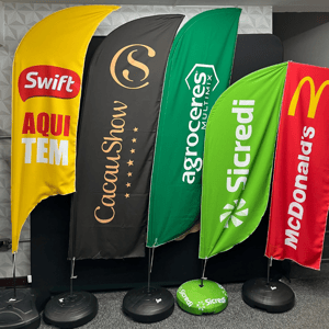Wind Banner 65x250cm Kit Completo Tecido Poliéster Vários Formatos - 65x250cm Todo Colorido Impresso frente e Verso impressão ultra HD sublimatica dupla face costurado com estrutura e base 