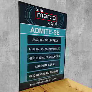 Placa admite-se vagas em aberto 50x70 cm com 4 cargos Chapa plástica ou galvanizada 50x70 cm 4x0 cores (impressão colorida de um lado) Vinill adesivo impresso com tinta solvente Verniz de proteção Placas de cargos adicionais